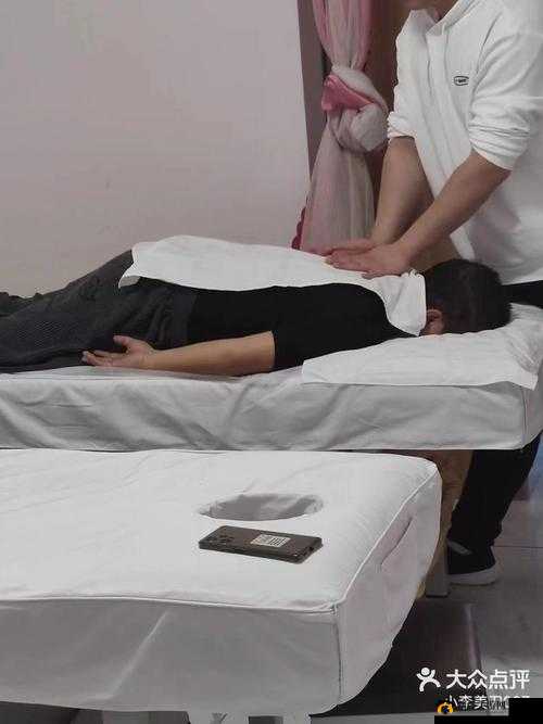 享受极致按摩服务：按摩师用舌头为我带来极致舒适体验