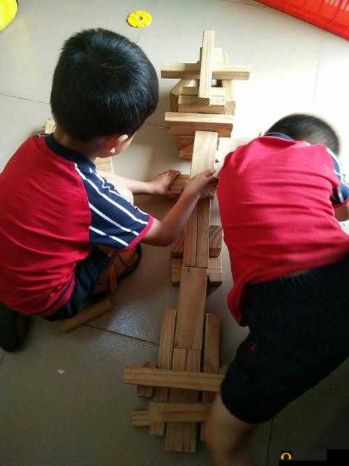 搭桥人终极淘汰赛，策略布局、技巧比拼，铺就通往胜利的砖块之路