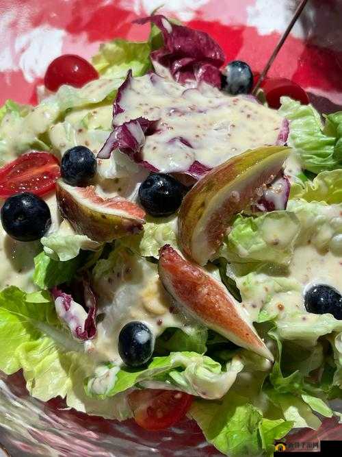 当香蕉、菠萝、黄瓜、草莓、樱桃、榴莲、茄子成为一道丰盛的水果沙拉