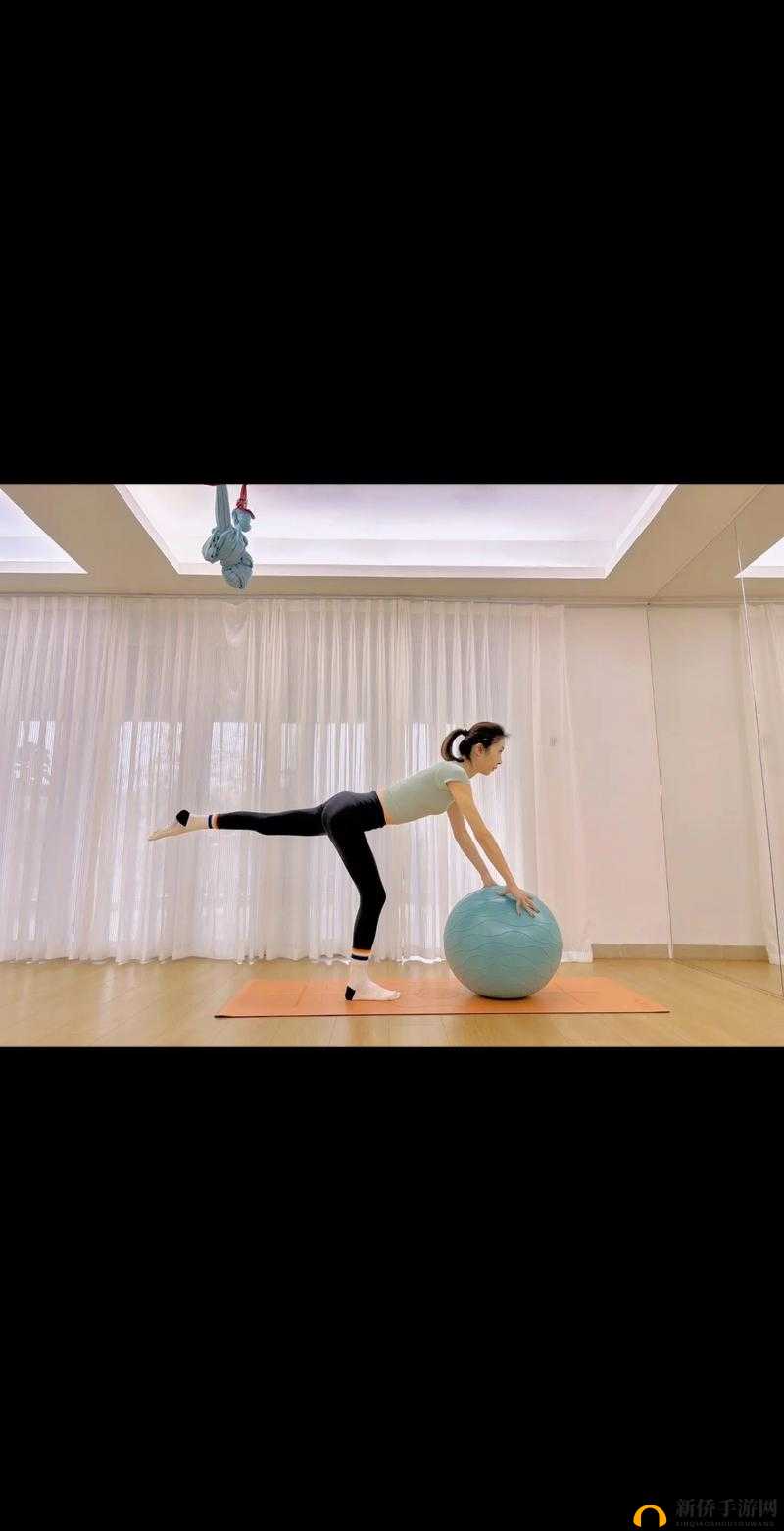 戴着小玩具练瑜伽：探索全新身心体验，提升柔韧性与专注力的独特方式