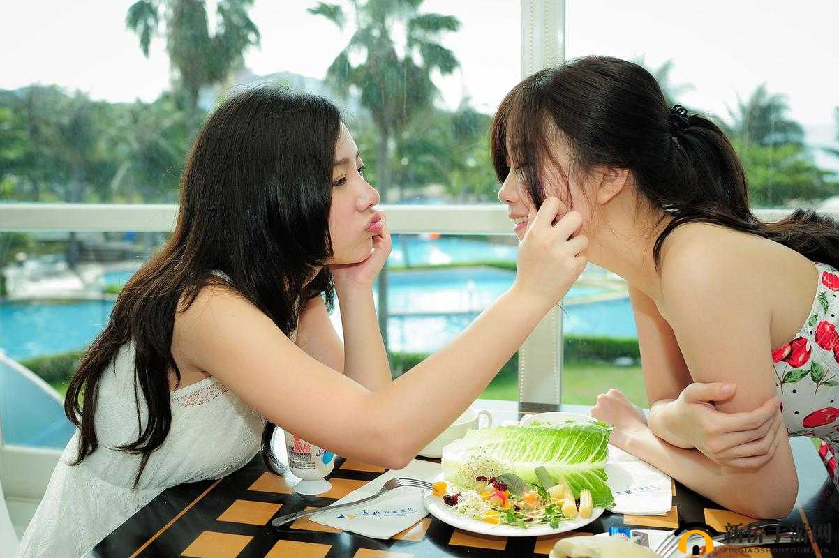 拉拉是女同性恋中扮演男性角色的一方，又被称为LESBIAN GIRL中的 T她们在性行为中可能会采用一些特殊的手法，比如口交、爱抚等如果你对拉拉的性行为有兴趣，可以通过正规渠道了解相关知识，同时也要尊重他人的隐私和选择