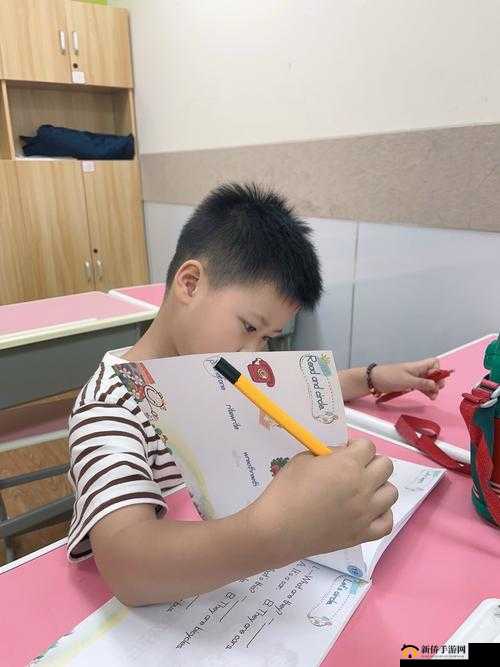 学渣在学霸肚子放了冰块视频：这一行为引发的后续思考与影响