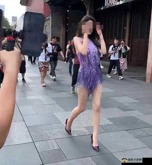 人气女网红被认出：当街引发路人围观尖叫的场景