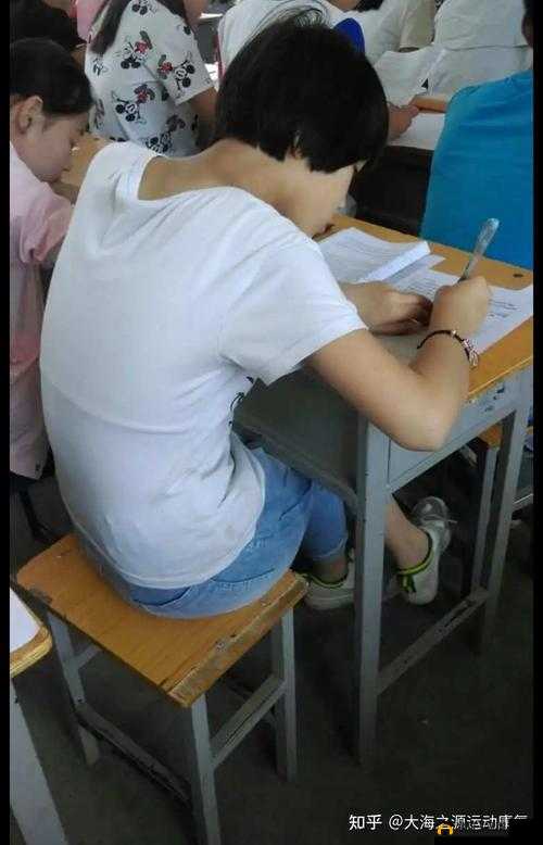 学生上课期间将腿翘在桌子上，这种行为对吗？